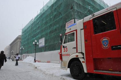 Пожарная машина у здания театра Вахтангова, находящегося на реконструкции. В здании театра загорелся строительный мусор на четвертом этаже.