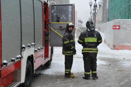 Пожарная машина у здания театра Вахтангова, находящегося на реконструкции. В здании театра загорелся строительный мусор на четвертом этаже.