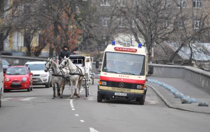 Конная повозка и реанимобиль на улицах Одессы.