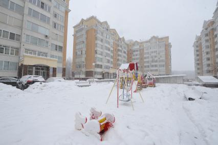 В поселке Заречье Одинцовского района, на улице Университетской, с крыши жилого многоэтажного здания упала глыба льда на коляску, в которой находился ребенок восьми месяцев. В результате он получил травму и был доставлен в больницу. На снимке: жилые дома, где произошел инцендент.