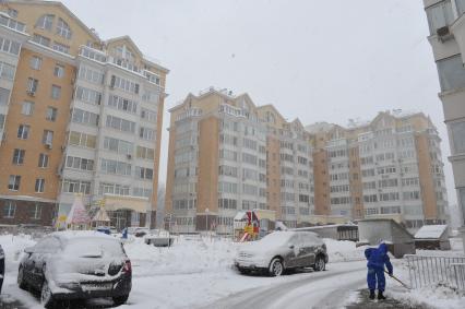 В поселке Заречье Одинцовского района, на улице Университетской, с крыши жилого многоэтажного здания упала глыба льда на коляску, в которой находился ребенок восьми месяцев. В результате он получил травму и был доставлен в больницу. На снимке: жилые дома, где произошел инцендент.