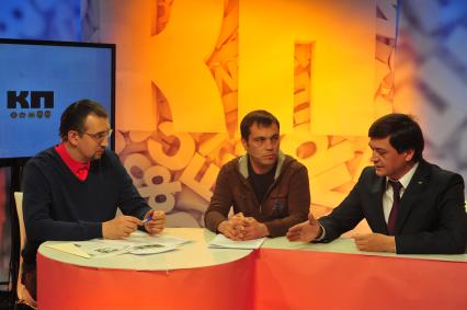ИД `Комсомольская правда`. Телерадиоведущий Михаил Антонов, заместитель редактора отдела экономики Валерий Бутаев и вице-президент `ОПОРЫ РОССИИ` Азат Газизов.