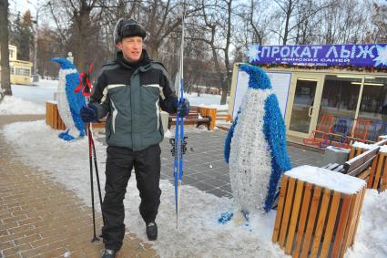 Парк `Сокольники`. Лыжник.