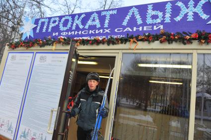 Парк `Сокольники`. На снимке: мужчина у павильона `Прокат лыж и финских саней` .