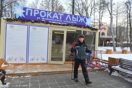 Парк `Сокольники`. На снимке: мужчина у павильона `Прокат лыж и финских саней` .