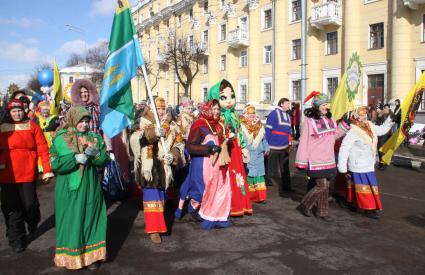 Праздничные гулянья на масленицу в Ярославле.