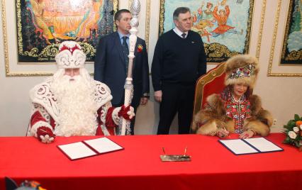 Губернатор Ярославской области Сергей Ястребов (второй справа), Дед Мороз и певица Надежда Бабкина во время открытия праздничных гуляний на Масленицу в Ярославле.