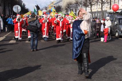 Парад дедов морозов во время праздничных гуляний на масленицу в Ярославле.