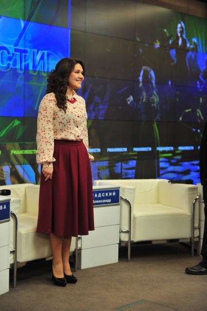Победительница музыкального телепроекта Первого канала `Голос` Дина Гарипова представила финальную версию песни `What if`, с которой выступит на конкурсе `Евровидение-2013`