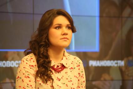 Победительница музыкального телепроекта Первого канала `Голос` Дина Гарипова представила финальную версию песни `What if`, с которой выступит на конкурсе `Евровидение-2013`