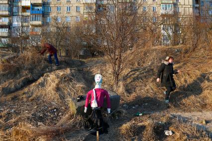 Жители московского проспекта Калининграда празднуют масленицу на берегу реки Преголя