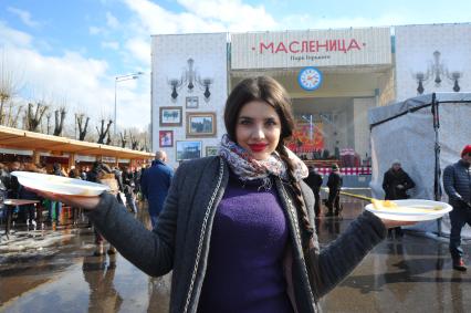 ЦПКиО им. Горького. Празднование Широкой Масленицы На снимке: победительница `Мисс Россия 2013` Эльмира Абдразакова.