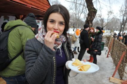 ЦПКиО им. Горького. Празднование Широкой Масленицы На снимке: победительница `Мисс Россия 2013` Эльмира Абдразакова.