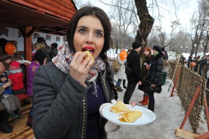 ЦПКиО им. Горького. Празднование Широкой Масленицы На снимке: победительница `Мисс Россия 2013` Эльмира Абдразакова.