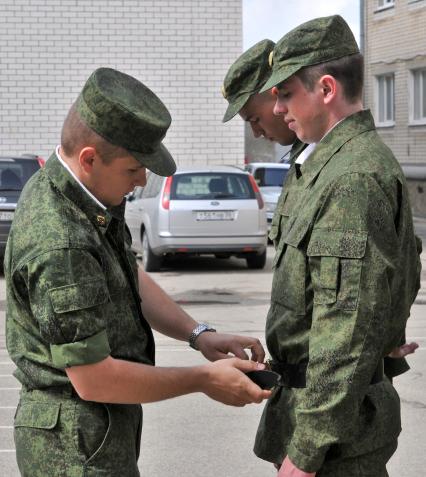 Проверка одежды у солдата.