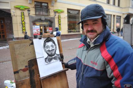 Старый Арбат. Художник рисует шарж на шоумена Михаила Галустяна.