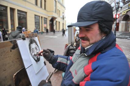 Старый Арбат. Художник рисует шарж на шоумена Михаила Галустяна.