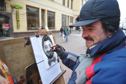 Старый Арбат. Художник рисует шарж на шоумена Михаила Галустяна.