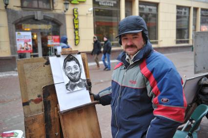 Старый Арбат. Художник рисует шарж на шоумена Михаила Галустяна.