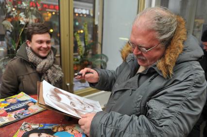 Старый Арбат. Художник рисует шарж на телевелущую Тину Канделаки.