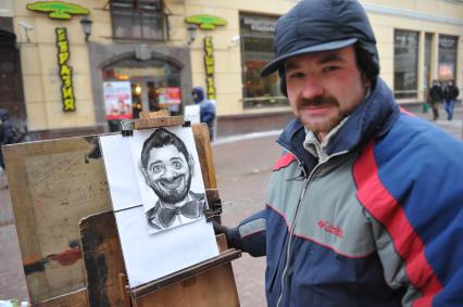 Старый Арбат. Художник рисует шарж на шоумена Михаила Галустяна.