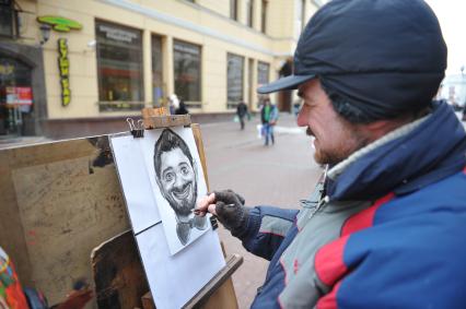 Старый Арбат. Художник рисует шарж на шоумена Михаила Галустяна.