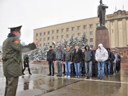 Призывники построились на площади.