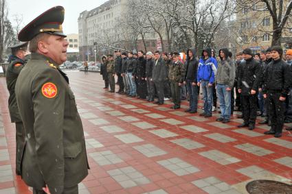 Призывники построились на площади.