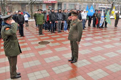 Призывники построились на площади.