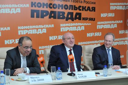 ИД `Комсомольская правда`. Пресс-центр. На снимке (слева направо): чрезвычайный и полномочный посол Арабской Республики Египет Махмуд Эль Диип, председатель Управления по развитию туризма Арабской Республики Египет Насер Хамди и начальник управления международного сотрудничества Ростуризма Валерий Коровкин