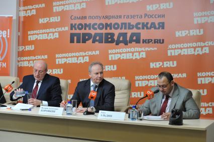 ИД `Комсомольская правда`. Пресс-центр. На снимке (слева направо): председатель Управления по развитию туризма Арабской Республики Египет Насер Хамди, начальник управления международного сотрудничества Ростуризма Валерий Коровкин и Эмад Эльдин.