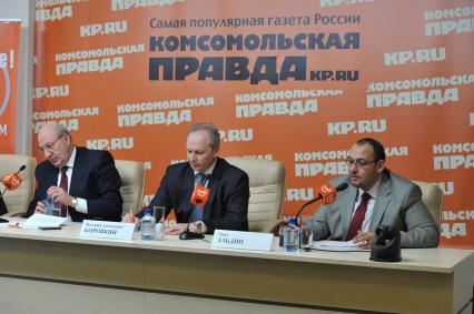 ИД `Комсомольская правда`. Пресс-центр. На снимке (слева направо): председатель Управления по развитию туризма Арабской Республики Египет Насер Хамди, начальник управления международного сотрудничества Ростуризма Валерий Коровкин и Эмад Эльдин.