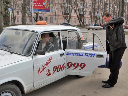 Мужчина около автомобиля такси.