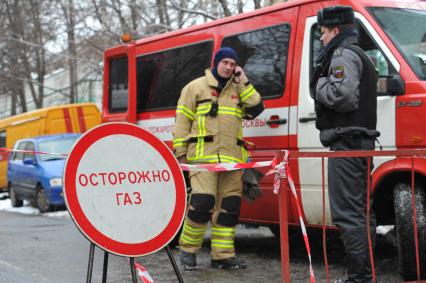 Гагаринский переулок. На снимке: спасатели работают на месте происшествия. Во время проведения плановых технических работ инструментами был поврежден газопровод, в результате чего произошло возгорание газа.