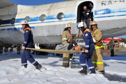 Совместные пожарно-тактические учения МЧС, пожарные, службы спасения в Ставропольском аэропорту.