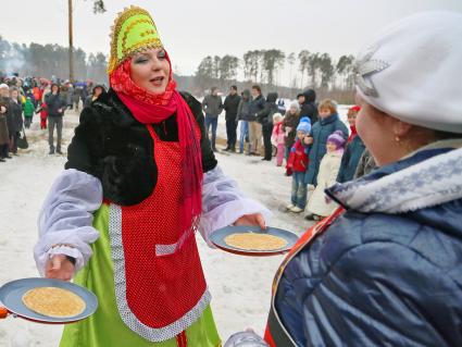 Женщина предлагает блины.