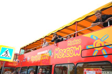 Двухэтажный туристический автобус `Даблдекер` на одной из улиц Москвы. На снимке: пассажиры.