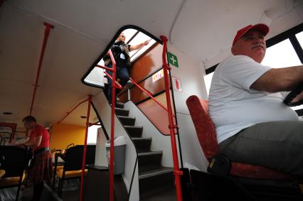 Двухэтажный туристический автобус `Даблдекер`. На снимке: водитель автобуса.