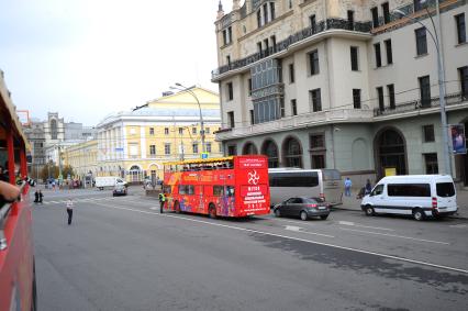 Двухэтажный туристический автобус `Даблдекер` на одной из улиц Москвы.