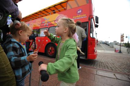Двухэтажный туристический автобус `Даблдекер` . На снимке: дети.