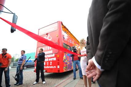 Двухэтажный туристический автобус `Даблдекер` . На снимке: красная ленточка.
