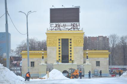 Табло с часами на станции метро `Динамо`