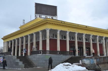 Табло с часами на станции метро `Динамо`