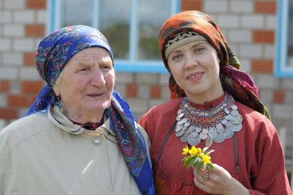 Участница коллектива `Бурановские бабушки` Зоя Дородова (слева) и корреспондент КП Дарья Завгородняя в национальном удмуртском костюме.