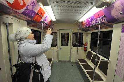 К 120-летию со дня рождения поэта В.Маяковского в метро запущен `Поезд поэзии`. На снимке: салон вагона поезда.