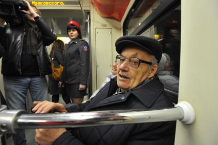 К 120-летию со дня рождения поэта В.Маяковского в метро запущен `Поезд поэзии`. На снимке: пассажиры метрополитена