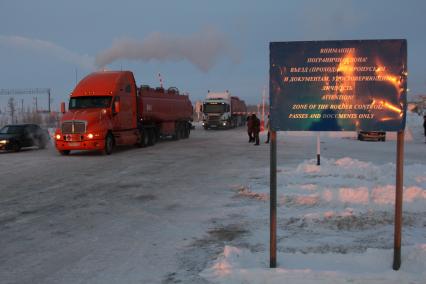 Новый Уренгой. На снимке: КПП. В декабре 2012 года власти города ввели пропускную систему на въезд в город.