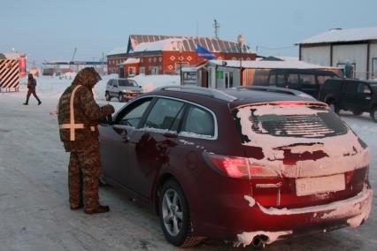 Новый Уренгой. На снимке: КПП. В декабре 2012 года власти города ввели пропускную систему на въезд в город.