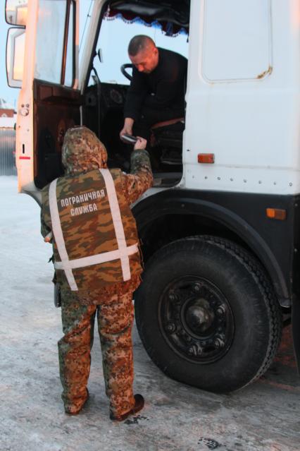 Новый Уренгой. На снимке: КПП. В декабре 2012 года власти города ввели пропускную систему на въезд в город.