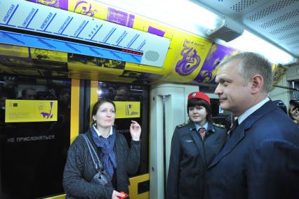 К 120-летию со дня рождения поэта В.Маяковского в метро запущен `Поезд поэзии`.  На снимке (справа): глава департамента культуры Москвы Сергей Капков в одном из вагонов поезда